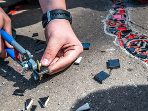 Procházka jihlavskými Smetanovými sady je teď barevnější. Chodník zdobí mozaiky od dětí