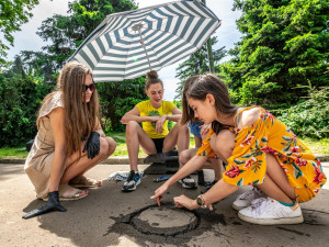 Procházka jihlavskými Smetanovými sady je teď barevnější. Chodník zdobí mozaiky od dětí