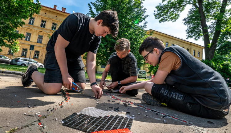Procházka jihlavskými Smetanovými sady je teď barevnější. Chodník zdobí mozaiky od dětí