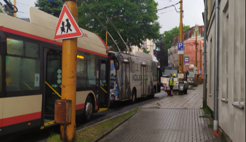 Bouřka v Jihlavě zastavila na hodinu a čtvrt trolejbusy. Jezdily pouze vozy na baterie a autobusy