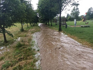 Hasiči na Vysočině odstraňují následky bouřek, bez proudu je na 600 domácností v okolí Jihlavy