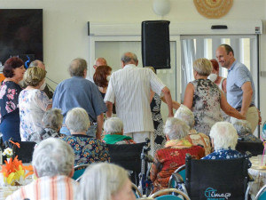 Senioři na Lesnově měli letní ples. S kapelou, tombolou a dobrou náladou