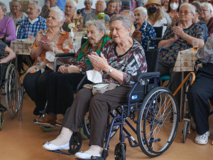 Senioři na Lesnově měli letní ples. S kapelou, tombolou a dobrou náladou