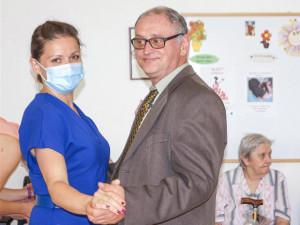 Senioři na Lesnově měli letní ples. S kapelou, tombolou a dobrou náladou