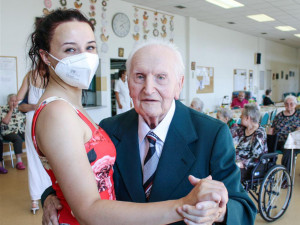 Senioři na Lesnově měli letní ples. S kapelou, tombolou a dobrou náladou