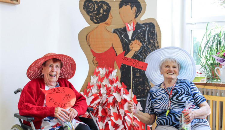 Senioři na Lesnově měli letní ples. S kapelou, tombolou a dobrou nápadou