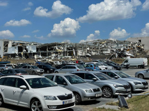 Sbalili jsme hřebíky, střešní fólie a jeli jsme. Lidé na Moravě jsou neskutečně vděční, říká dobrovolník Ondřej z Batelova