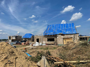 Sbalili jsme hřebíky, střešní fólie a jeli jsme. Lidé na Moravě jsou neskutečně vděční, říká dobrovolník Ondřej z Batelova