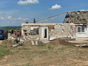 Sbalili jsme hřebíky, střešní fólie a jeli jsme. Lidé na Moravě jsou neskutečně vděční, říká dobrovolník Ondřej z Batelova
