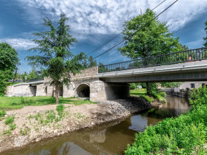 Most v Malém Beranově je opravený. Dozdíval se „omšelými“ kameny z polí
