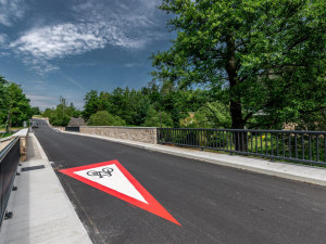 Most v Malém Beranově je opravený. Dozdíval se „omšelými“ kameny z polí