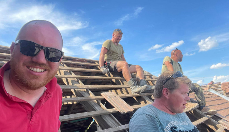 Sbalili jsme hřebíky, rukavice, střešní fólie a jeli jsme. Lidé na Moravě jsou neskutečně vděční, říká dobrovolník Ondřej z Batelova