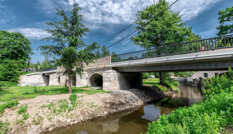 Most v Malém Beranově je opravený. Dozdíval se „omšelými“ kameny z polí
