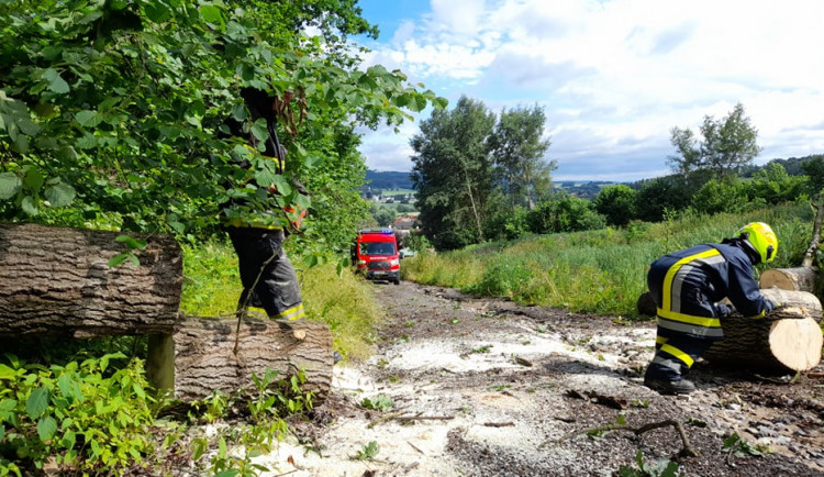 Noční bouřka obrazem. Hasiči měli skoro 300 výjezdů, lidé mají rozbirá auta, domácnosti jsou bez proudu