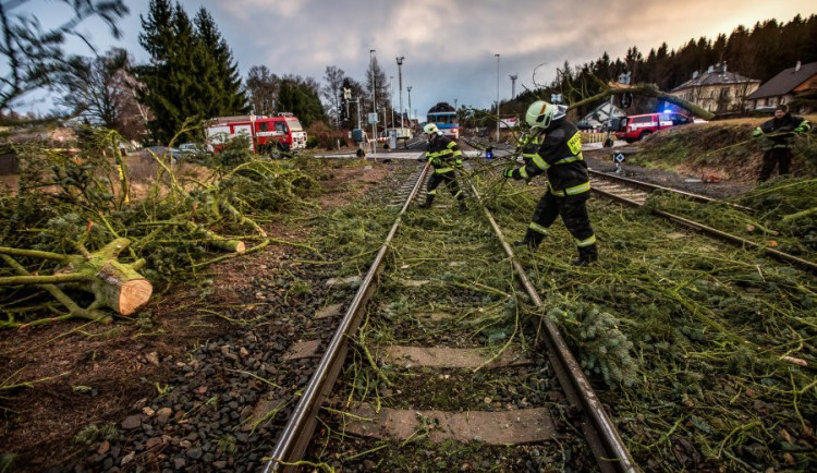 Popadané stromy dál omezují provoz železnice na Vysočině. Lidé jezdí autobusy