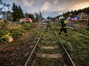 Popadané stromy dál omezují provoz železnice na Vysočině. Lidé jezdí autobusy