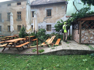 Úterní bouřka si v Jihlavě vyžádá mimořádné náklady na úklid a opravy. Radní Beke doporučuje připojistit levnější auta