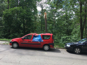 Úterní bouřka si v Jihlavě vyžádá mimořádné náklady na úklid a opravy. Radní Beke doporučuje připojistit levnější auta