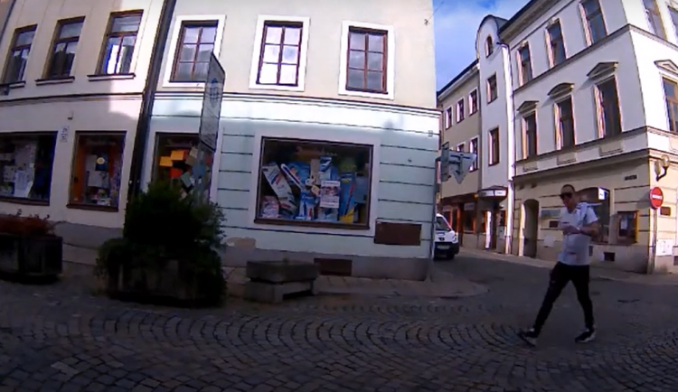 V Jihlavě byl vykraden stánek s občerstvením. Neznáte muže na záznamu?
