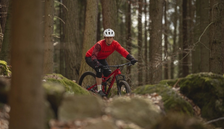 Cyklista bez přilby hazarduje se životem