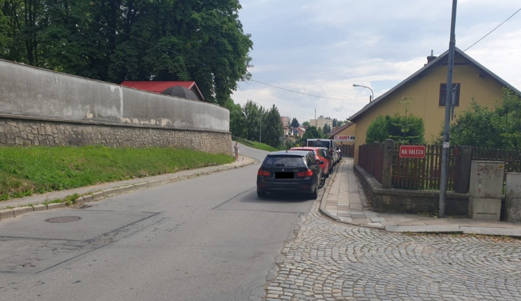 Návštěvníci zoo parkují před „blázincem“, při objíždění aut zde vznikají nebezpečné situace