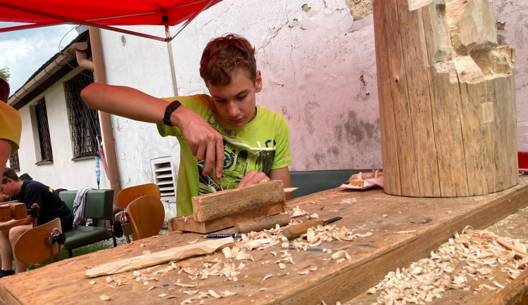 V Třešti se sešli řezbáři. Zájemci si mohou vyzkoušet vyřezat vlastní figurku