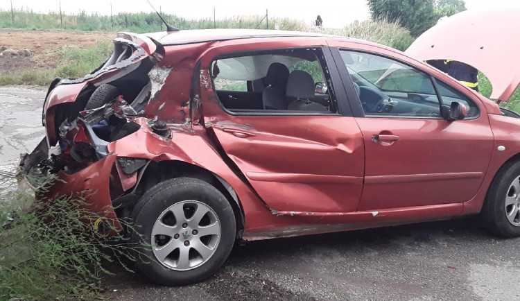 Při ranním střetu osobáku s vlakem se zranila řidička auta. Zásah na místě stále probíhá