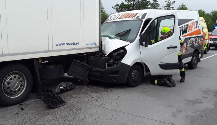 Nehoda na 79. kilometru komplikuje dopravu na dálnici. Směr na Brno je průjezdný jen jedním pruhem