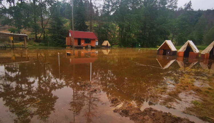 Hasiči museli kvůli vzestupu hladiny řeky evakuovat další dětský tábor