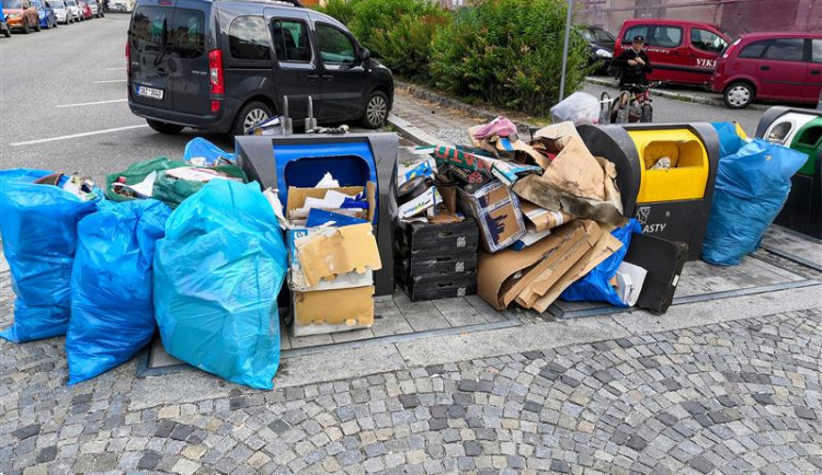 Proti černým skládkám v centru bojuje Jihlava cedulemi. Už se objevily první výsledky