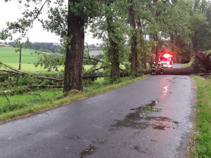 Stromy na autech, evakuace dětského tábora. Hasiči mají po bouřce za sebou další náročnou službu