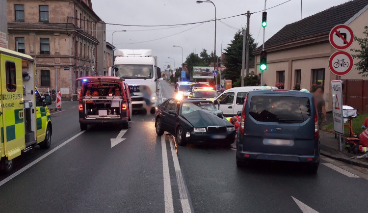 Kamion v Koutníkově ulici smetl osobní auto, řidič osobního auta nepřežil