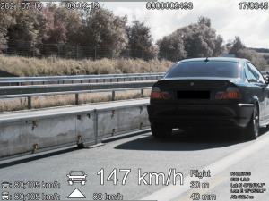 Řidič v BMW jel na D1 v opravovaném úseku rychlostí 150km/h. Hrozí mu rok bez řidičáku a pokuta 10 tisíc korun