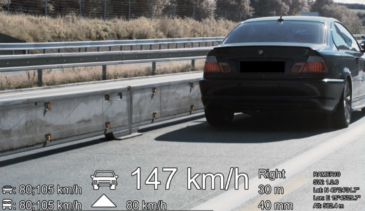 Řidič v BMW jel na D1 v opravovaném úseku rychlostí 150km/h. Hrozí mu rok bez řidičáku a pokuta 10 tisíc korun