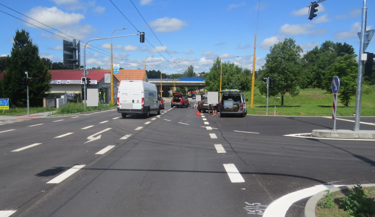 U sjezdu z přivaděče se srazila dvě auta. Policie hledá záznamy od svědků