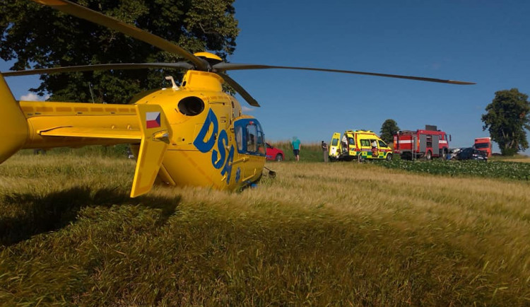 U čelní srážky svou aut zasahoval vrtulník. Čtyři lidé se zranili