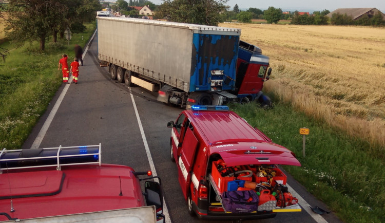 U Jaroměře se srazil motorkář s kamionem, řidič motorky nepřežil