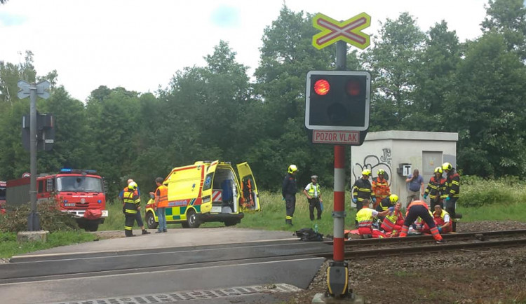 Na Havlíčkobrodsku srazil osobní vlak motorkáře, ten je s velmi vážným zraněním hospitalizován