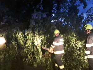 Hasiče opět potrápila bouřka. Vyjížděli třeba i k zatopenému viaduktu v Pelhřimově, kde uvízlo několik aut