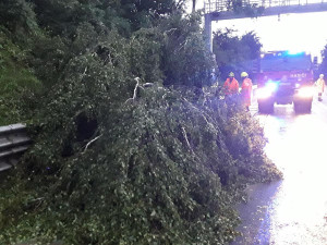 Hasiče opět potrápila bouřka. Vyjížděli třeba i k zatopenému viaduktu v Pelhřimově, kde uvízlo několik aut