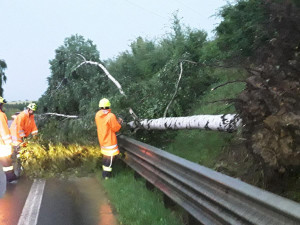 Hasiče opět potrápila bouřka. Vyjížděli třeba i k zatopenému viaduktu v Pelhřimově, kde uvízlo několik aut