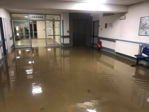 Voda z přívalového deště zatopila část pelhřimovské nemocnice. Dostala se i do vyšetřoven