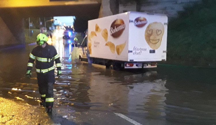 Hasiče opět potrápila bouřka. Vyjížděli třeba i k zatopenému viaduktu v Pelhřimově