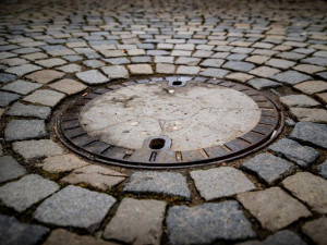 V Mlýnské ulici začnou opravy kanálů, zmizí problémové historické potrubí