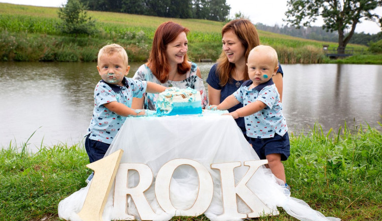 Dvě mámy, dvě děti. I duhová rodina může žít na vsi otevřeně a nemusí se schovávat, říká pár z Jihlavska