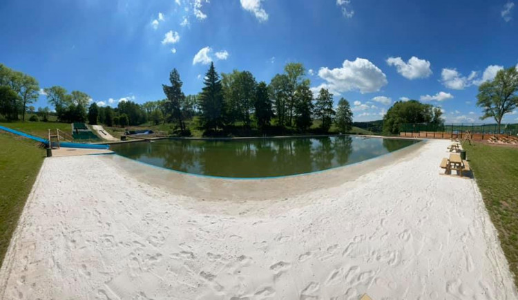 Parta nadšenců na Broumovsku rekonstruuje historické koupaliště