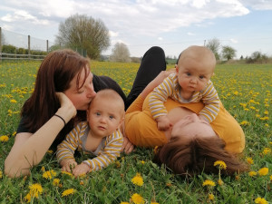 Dvě mámy, dvě děti. I duhová rodina může žít na malé vsi otevřeně a nemusí se schovávat, říká pár z Jihlavska