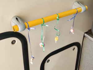 Řidič MHD dnes slavil narozeniny, v trolejbusovém voze rozvěsil pro cestující sladkosti