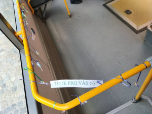 Řidič MHD dnes slavil narozeniny, v trolejbusovém voze rozvěsil pro cestující sladkosti