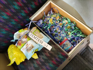 Řidič MHD dnes slavil narozeniny, v trolejbusovém voze rozvěsil pro cestující sladkosti